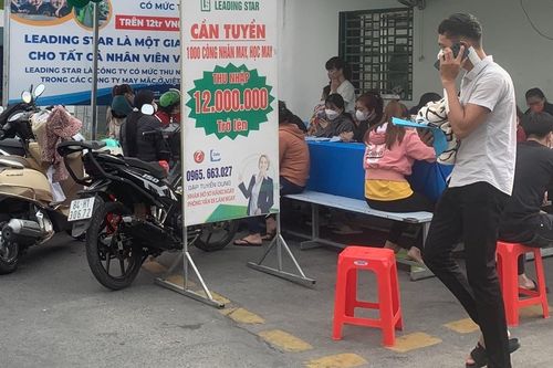Thiếu lao động, doanh nghiệp ở Bình Dương kê bàn ghế ra đường tuyển dụng