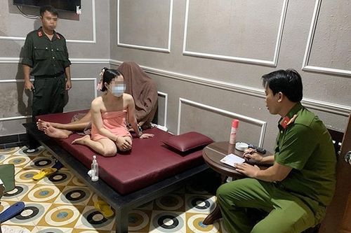 Bắt quả tang cơ sở massage để nữ nhân viên 'kích dục' cho khách