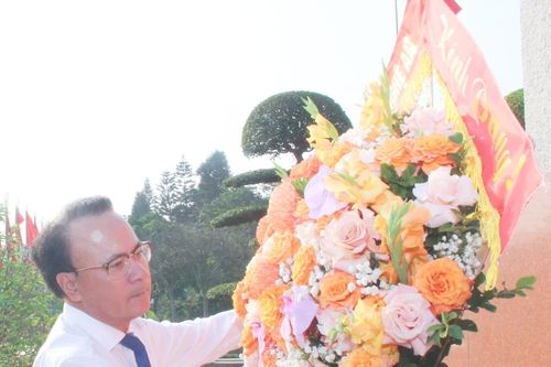 Thường trực HĐND tỉnh dâng hoa tưởng niệm Chủ tịch Hồ Chí Minh