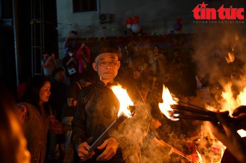 Cả làng háo hức ra đình xin lửa 'lấy đỏ' đầu năm mới