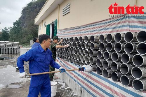 Cận cảnh quy trình bảo dưỡng súng bắn pháo hoa sau Tết