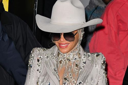 Beyoncé là nữ nghệ sĩ da màu đầu tiên đứng đầu bảng xếp hạng nhạc Country của Billboard