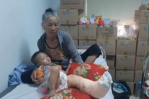 Trên đường đón con xuất viện về nhà gặp tai nạn, cả 2 mẹ con lại nhập viện vì gãy chân