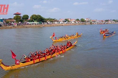 Đua thuyền ngày xuân