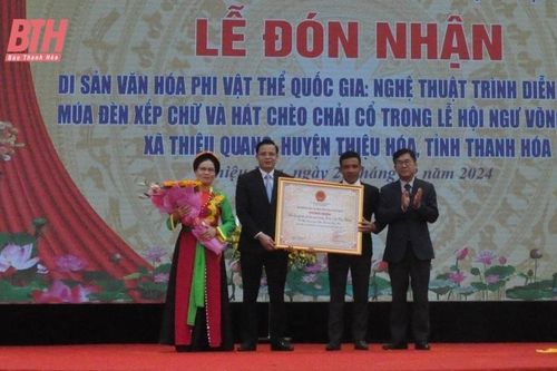 Đón nhận Di sản văn hóa phi vật thể Quốc gia nghệ thuật trình diễn dân gian 'Múa đèn xếp chữ và hát chèo chải cổ'