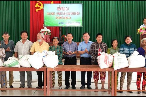 Cấp phát hơn 401 tấn gạo cho hộ nghèo, cận nghèo, hoàn cảnh khó khăn ở An Phú