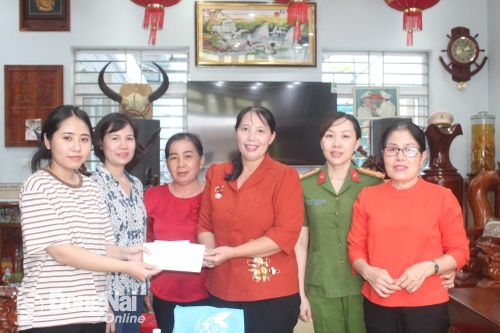 Thăm, động viên và tặng quà nữ thanh niên tình nguyện nhập ngũ