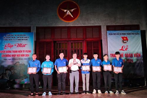Thành Đoàn Pleiku trao thẻ đoàn viên cho 52 thanh niên trước khi lên đường nhập ngũ