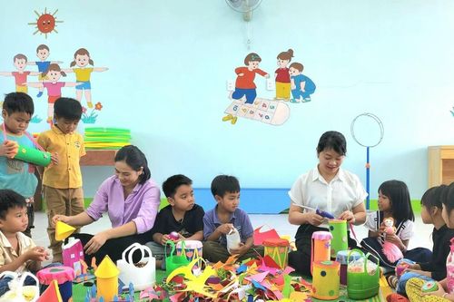 Làm đẹp không gian trường học từ rác thải tái chế