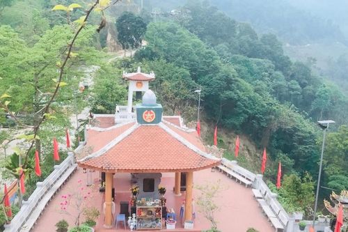 'Sống bám đá đánh giặc-Chết hóa đá bất tử'