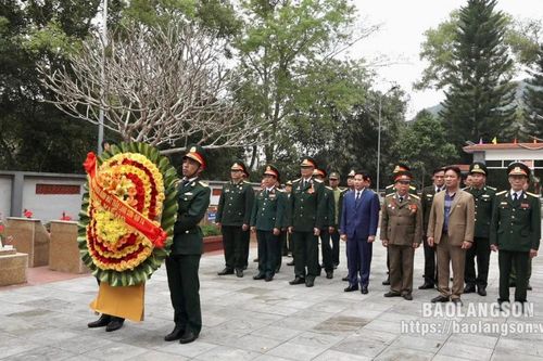 Đoàn Đại biểu Cựu Chiến binh Mặt trận Lạng Sơn – Quân đoàn 14 viếng Nghĩa trang liệt sĩ huyện Lộc Bình và Văn Lãng