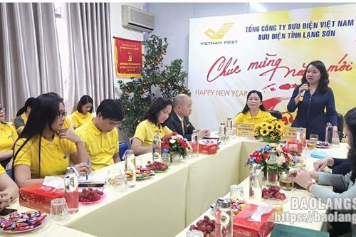 Liên đoàn Lao động tỉnh tặng 23 suất quà cho cán bộ, công nhân viên và người lao động Bưu điện tỉnh