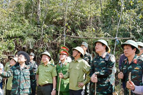 Bí thư Tỉnh ủy Đặng Xuân Phong thị sát hiện trường, động viên các lực lượng chữa cháy rừng Hoàng Liên