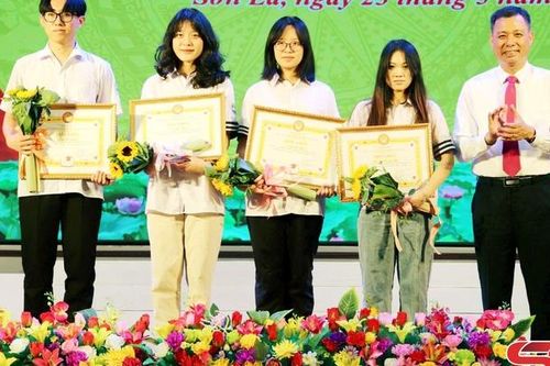 Trò chuyện với học sinh đoạt giải ba quốc gia môn Ngữ văn