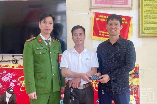 Nhặt được ví tiền, trả lại người mất