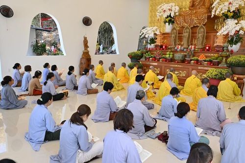 Tu viện Vạn Liên tổ chức khóa tu Bát quan trai đầu Xuân Giáp Thìn