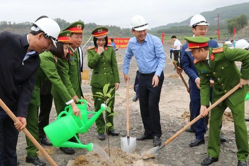 Quảng Ninh: Mỏ than trồng cây trả màu xanh cho đất