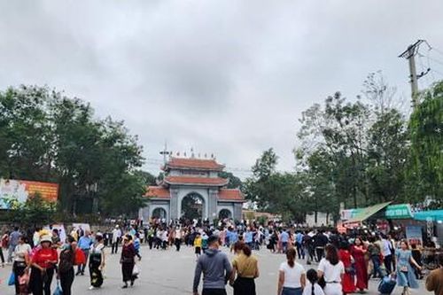 Hàng vạn du khách thập phương đổ về hội Lim