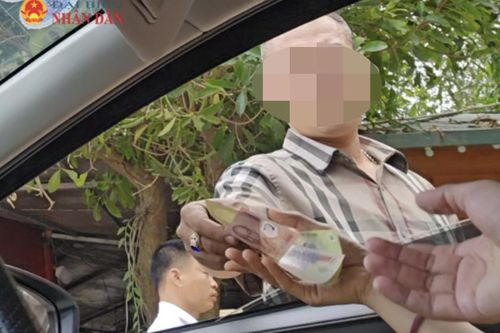 Vụ ngang nhiên thu tiền vào bãi đá sông Hồng nhưng không có vé: Do máy in vé bị 'trục trặc'?