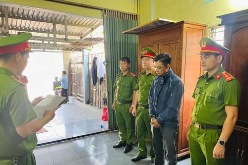 Khởi tố 6 đối tượng sản xuất, buôn bán kính chắn gió ôtô nhái hàng hiệu