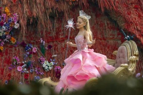 Ariana Grande và Dương Tử Quỳnh bùng nổ màn ảnh với 'Wicked'