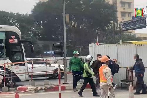Tái diễn tình trạng xe ôm chèo kéo khách dưới lòng đường
