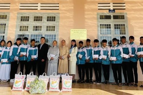 Lâm Đồng: Trao 20 suất học bổng tặng học sinh dân tộc thiểu số, hoàn cảnh khó khăn