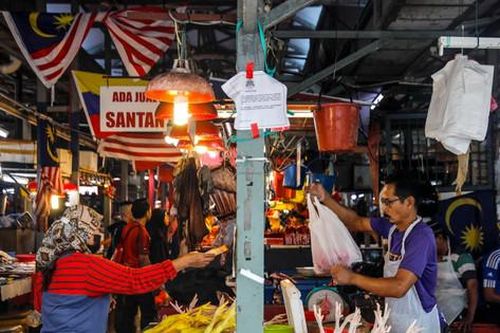 Malaysia lạc quan về nền kinh tế dù đồng ringgit tụt thấp nhất trong 26 năm