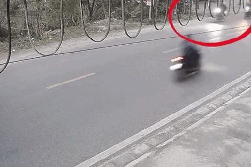 Pha thoát chết trước bánh xe tải khổng lồ, nam thanh niên may mắn hơn trúng Vietlott