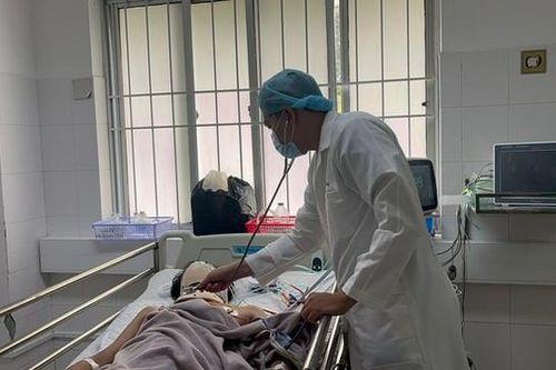 Người đàn ông tự cầm kéo đâm xuyên cổ mình may mắn được cứu sống