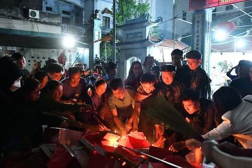 Cả làng ở Hà Nội háo hức ra sân đình 'xin đỏ' đầu năm
