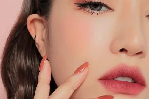 Môi thâm, tô son thế nào để lên màu đẹp?