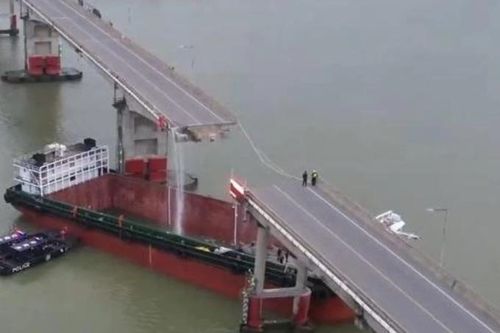 Sà lan đâm đứt đôi cầu, nhiều phương tiện giao thông rơi xuống sông