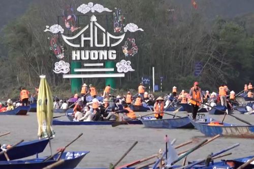 Hầu như hành khách thiếu áo phao khi đi đò chùa Hương