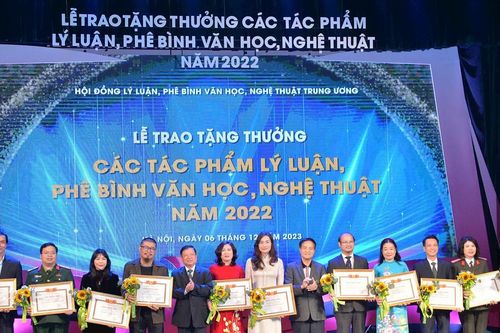 Xét tặng thưởng tác phẩm lý luận, phê bình văn học, nghệ thuật