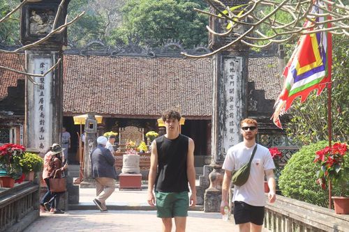 Khách quốc tế tham quan đền vua Đinh, ngắm cặp long sàng là bảo vật quốc gia