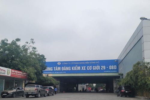 Trung tâm đăng kiểm ở Hà Nội vắng vẻ sau Tết