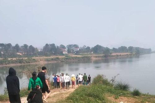 3 học sinh bị rơi xuống sông, 2 em được cứu sống, 1 em thiệt mạng