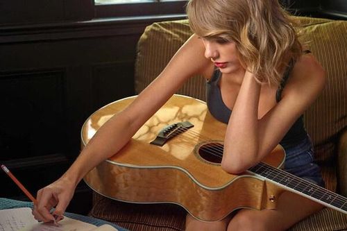 Các nhà thơ nói gì về tên album sắp phát hành của Taylor Swift?
