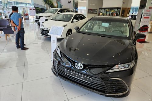 Toyota khan hàng tại đại lý, khách không dễ mua xe dù giá ưu đãi