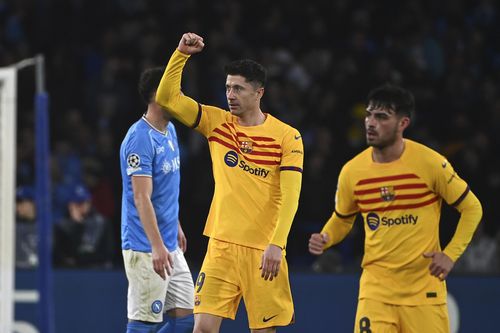 HLV Xavi gây tranh cãi với phát biểu về Lewandowski