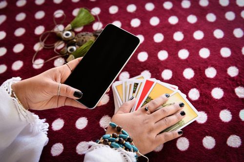 Bùng phát hoạt động bói toán online
