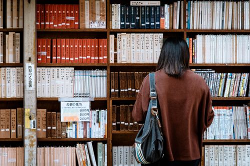 Bê bối rúng động khi TikToker ào ào viết sách