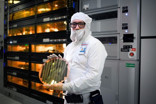 Cú bắt tay lịch sử của Intel và Microsoft
