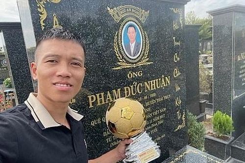 Cầu thủ mang QBV ra chụp bên mộ cha