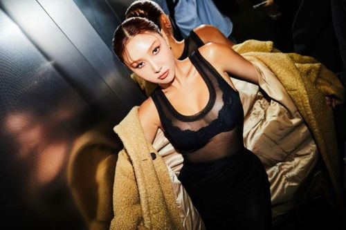 Nữ ca sĩ Hàn mặc xuyên thấu tại Milan
