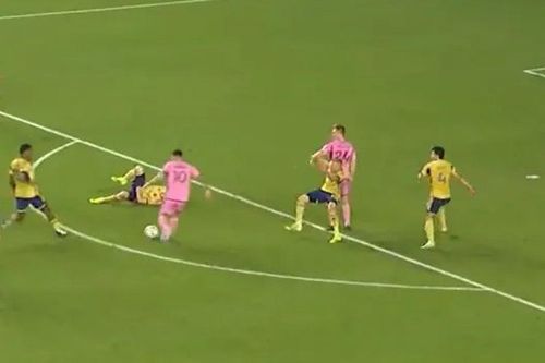 Messi bị chỉ trích vì pha chích bóng 'thiếu tôn trọng' đối thủ