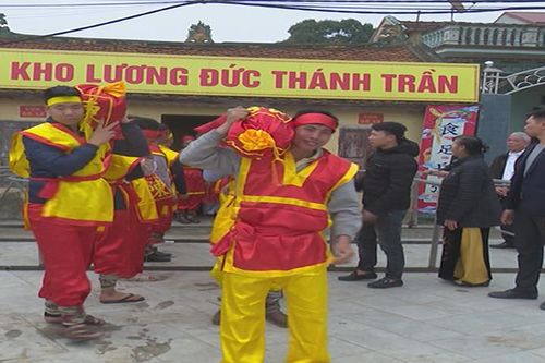 Linh thiêng lễ phát lương Đức Thánh Trần