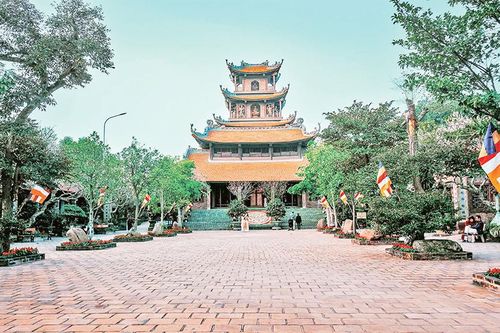 Độc đáo chùa gốm sứ ở Bát Tràng