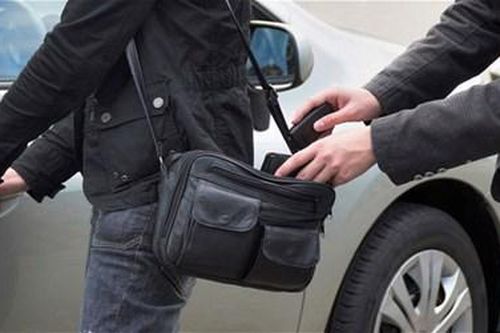 Cảnh giác hành vi móc túi ở nơi đông người